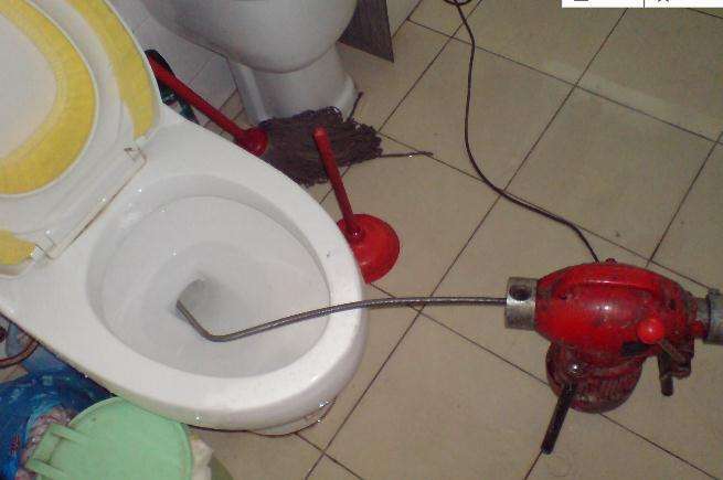 疏通厕所马桶